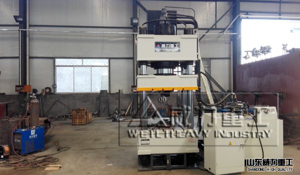 四柱液壓機車間