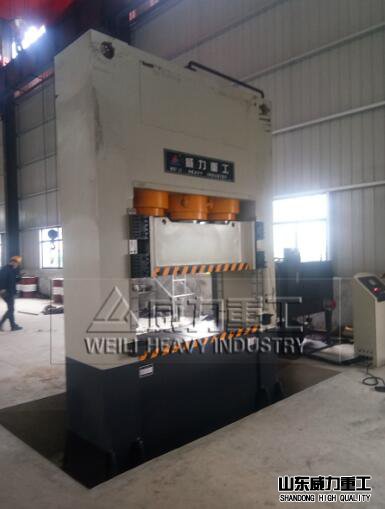 800噸框架式液壓機客戶現場