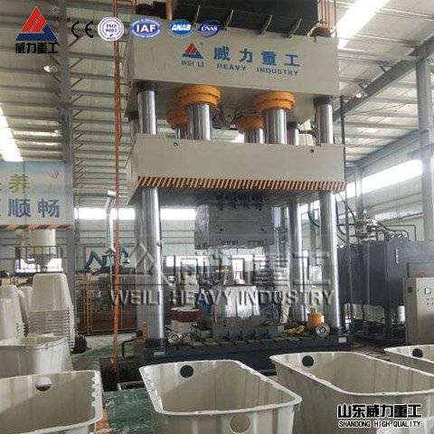 <b>三臺2000噸化糞池成型液壓機調試安裝投入生產</b>