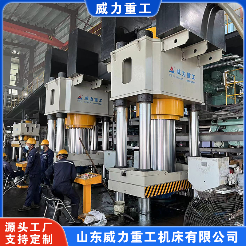 <b>石墨坩堝液壓機(jī)（2000噸四柱液壓機(jī)）</b>