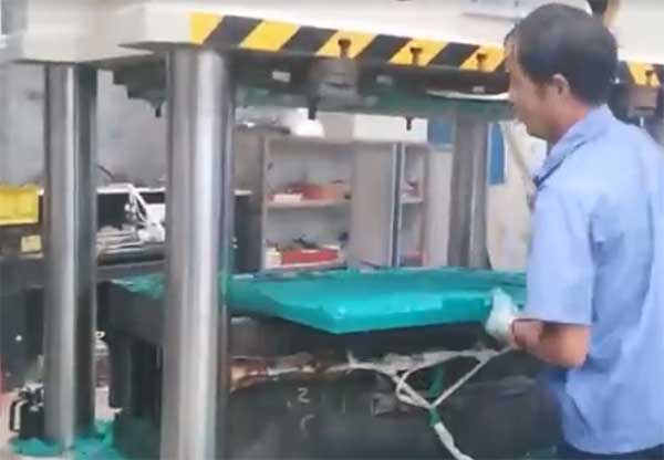 復(fù)合漏糞板加工過(guò)程2