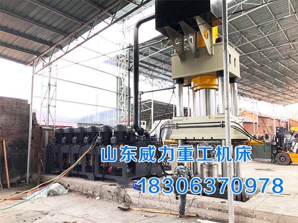 1000噸快長(zhǎng)軸鍛造液壓機(jī)機(jī)身后面