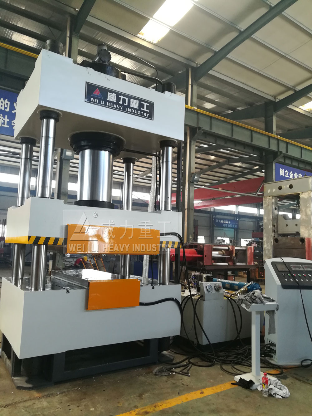 山東威力重工熱壓水槽四柱液壓機