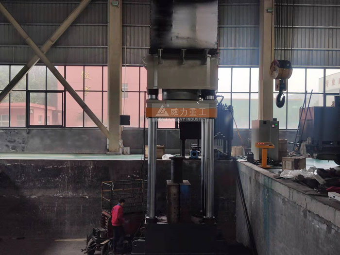坩堝液壓機(jī)客戶使用車(chē)間