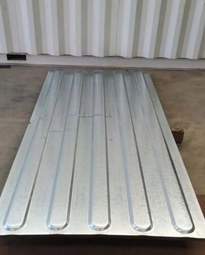 四柱液壓機(jī)壓制集裝箱側(cè)板成品