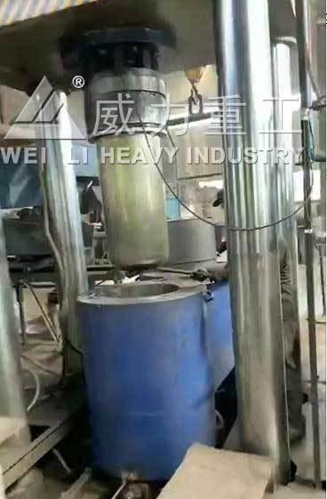 四柱液壓機壓制坩堝成品