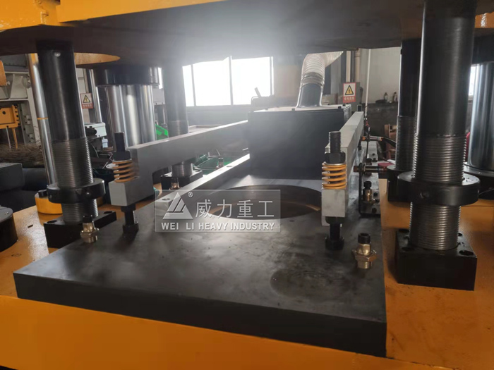 陶瓷粉末液壓機(jī)加工車間