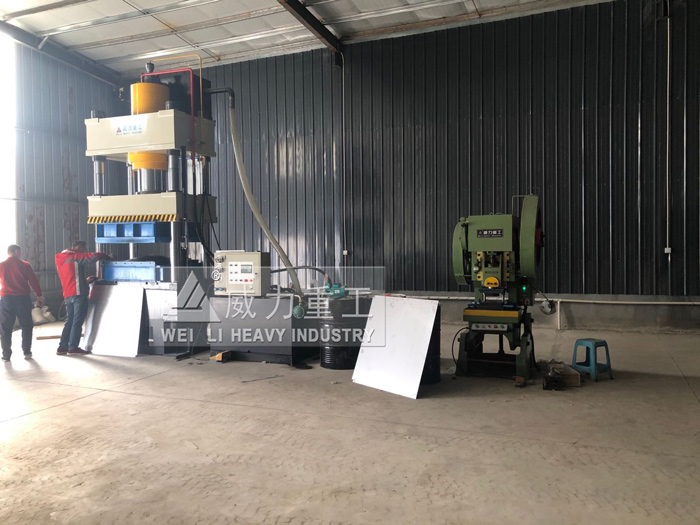 拉伸水箱液壓機(jī)