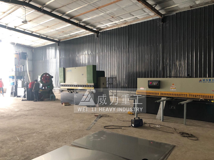 山東威力重工水箱液壓機(jī)客戶使用車間