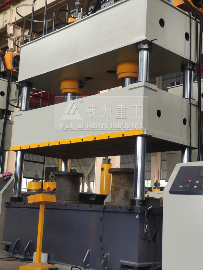 山東威力重工四柱液壓機(jī)細(xì)節(jié)展示